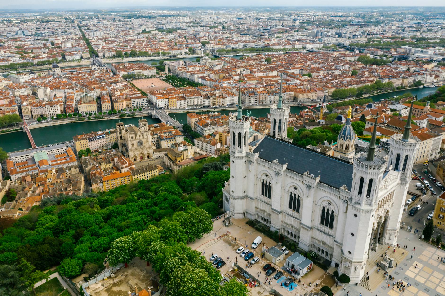 Professionnels en réunion stratégique à Lyon
